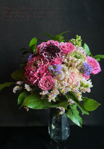 センスの良い旬の花とグリーンを束ねます。